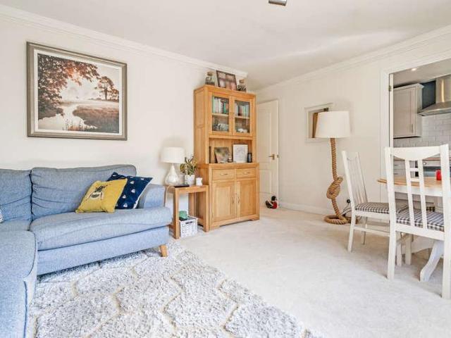 2 bed flat for sale