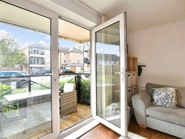 2 bed flat for sale