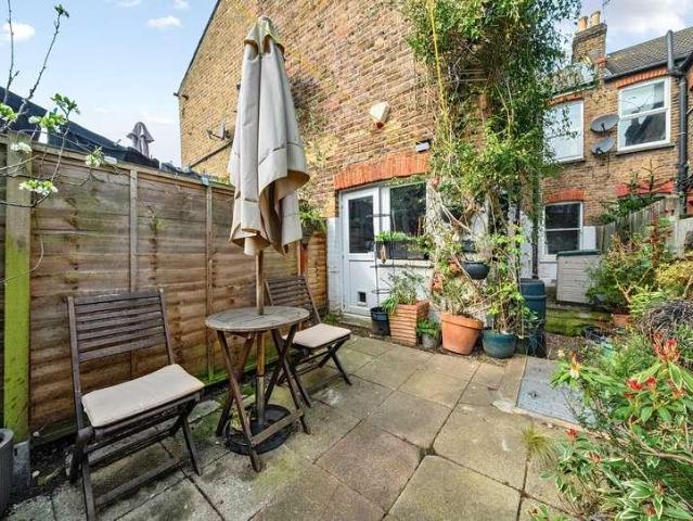 2 bed flat for sale