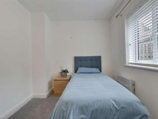 2 bed flat for sale