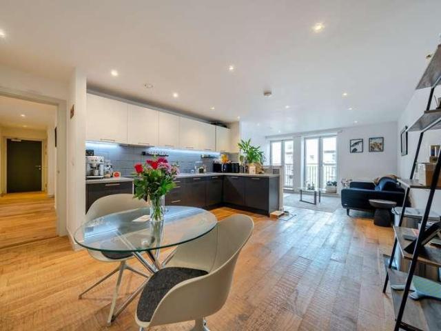 2 bed flat for sale