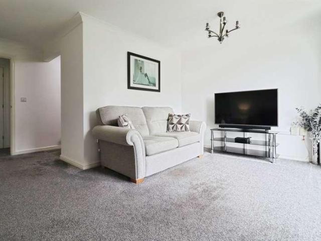 2 bed flat for sale