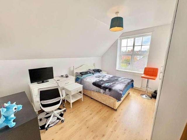 2 bed flat for sale