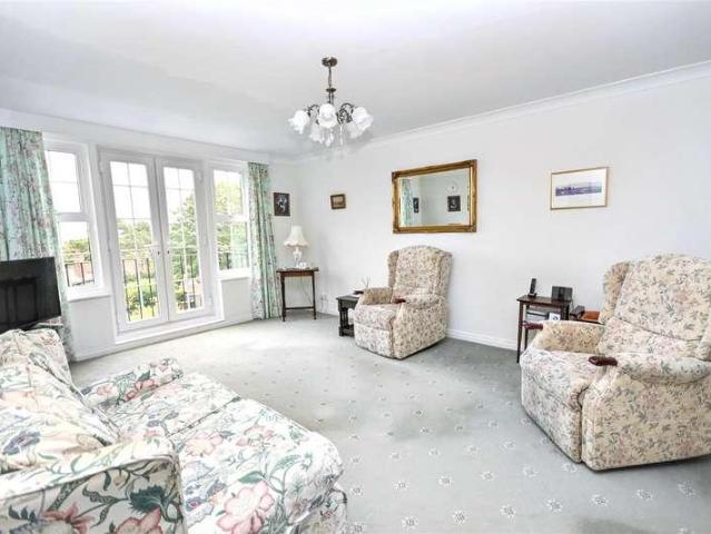 2 bed flat for sale