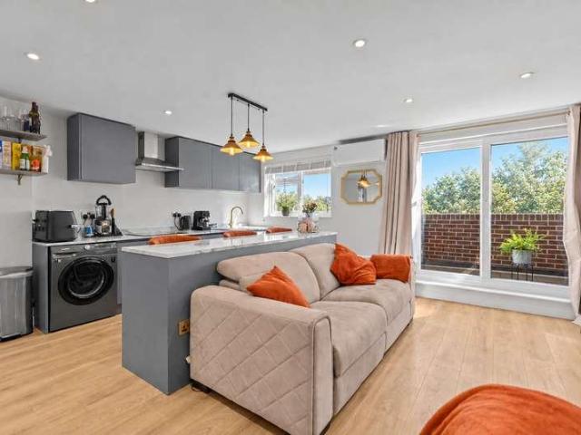 2 bed flat for sale