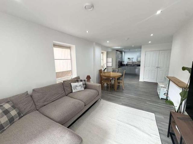 2 bed flat for sale