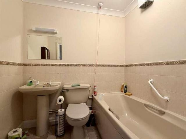 2 bed flat for sale