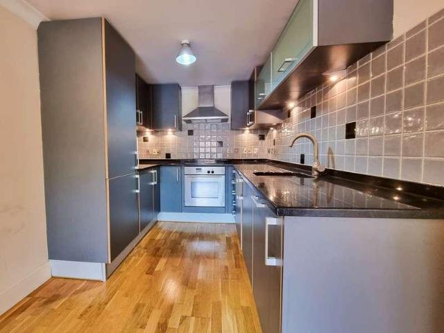 2 bed flat for sale