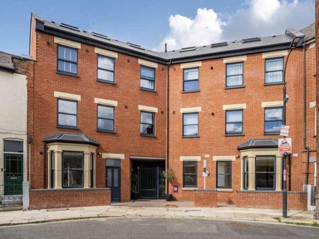 2 bed flat for sale