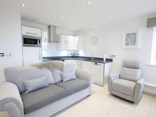 2 bed flat for sale