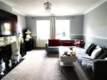 2 bed flat for sale