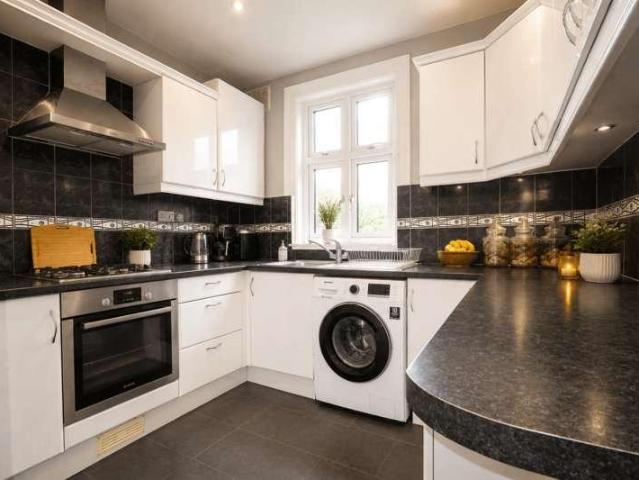 2 bed flat for sale
