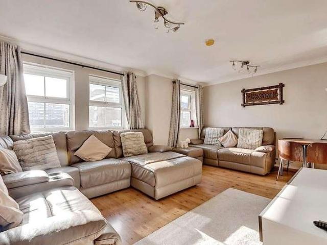 2 bed flat for sale