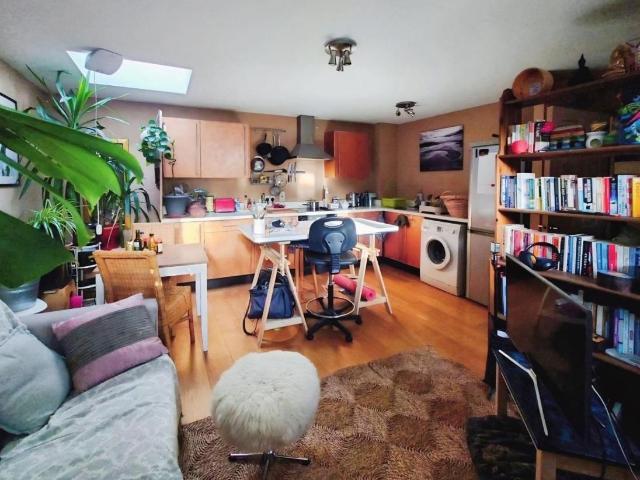 2 bed flat for sale