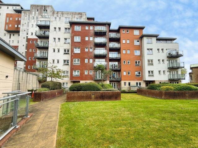 2 bed flat for sale