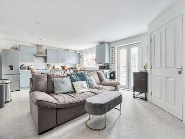 2 bed flat for sale