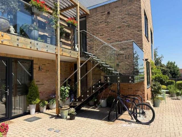 2 bed flat for sale