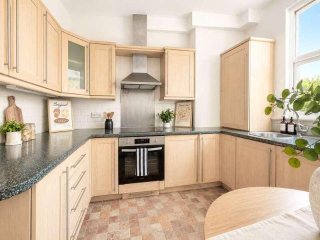 2 bed flat for sale