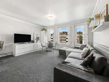 2 bed flat for sale