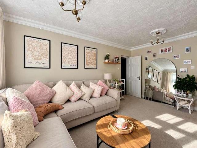 2 bed flat for sale
