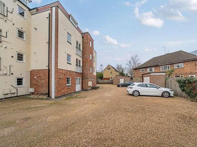 2 bed flat for sale
