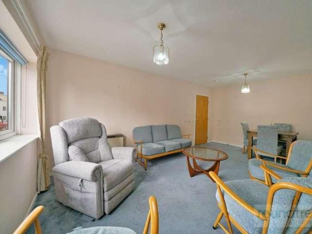 2 bed flat for sale