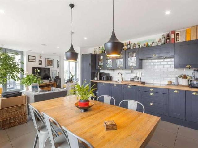 2 bed flat for sale