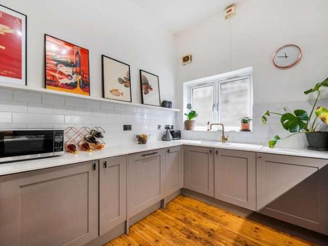 2 bed flat for sale