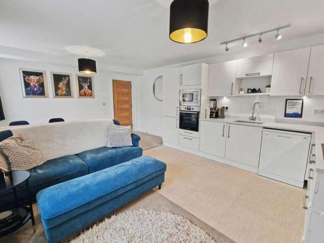 2 bed flat for sale