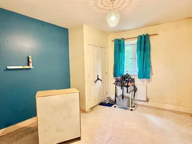 2 bed flat for sale