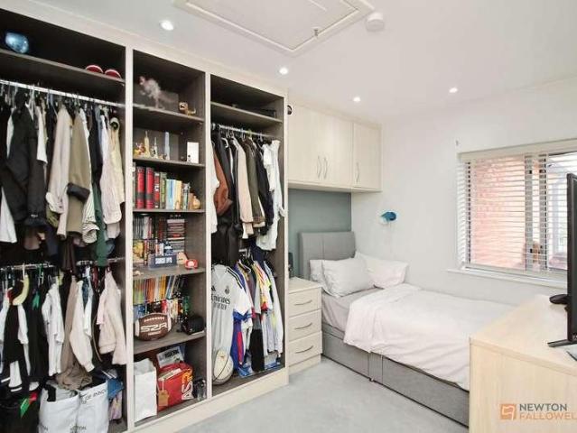 2 bed flat for sale