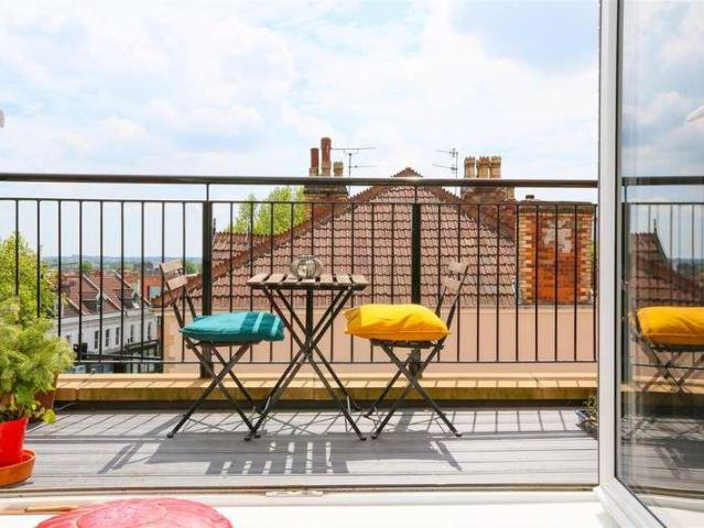 2 bed flat for sale