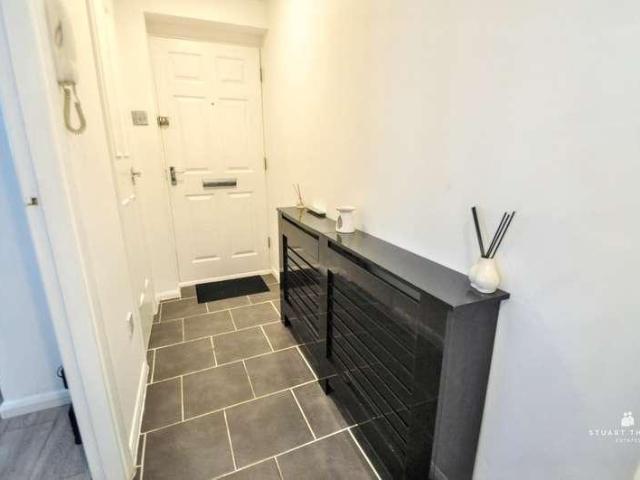 2 bed flat for sale