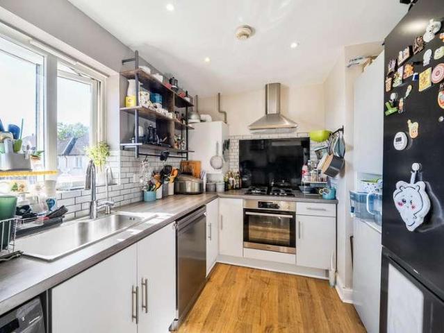 2 bed flat for sale