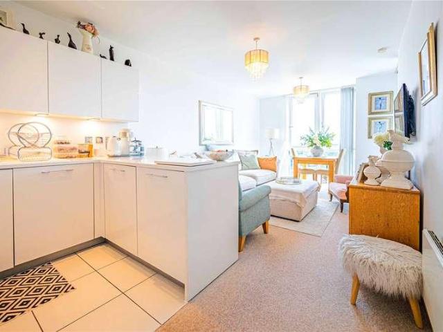 2 bed flat for sale