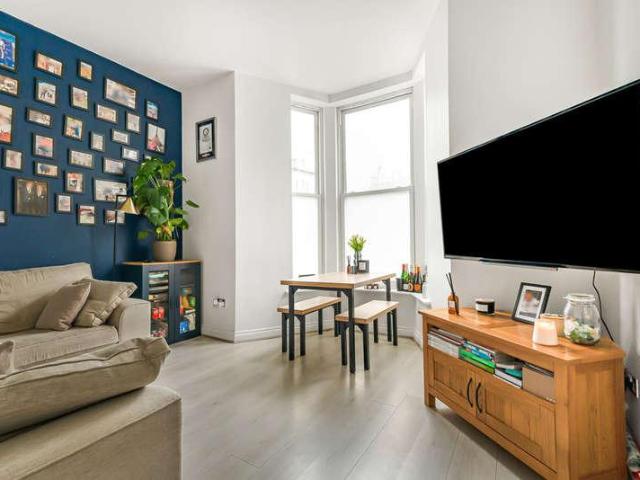 2 bed flat for sale