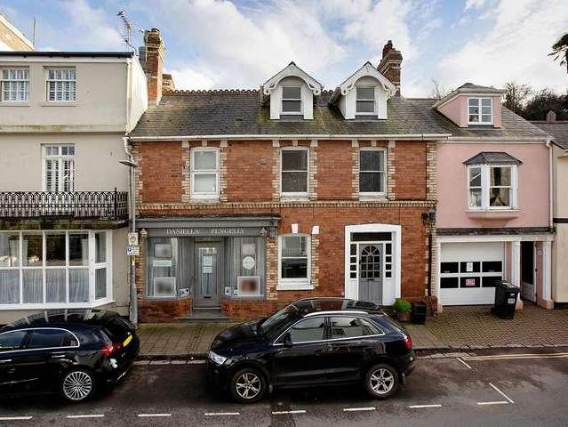 2 bed flat for sale