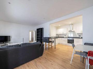 2 bed flat for sale