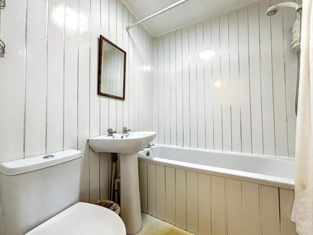2 bed flat for sale