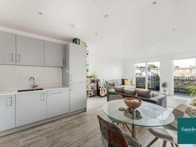 2 bed flat for sale