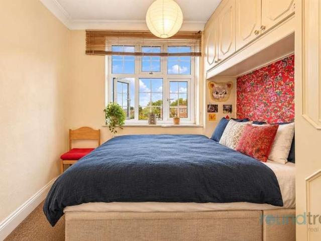 2 bed flat for sale