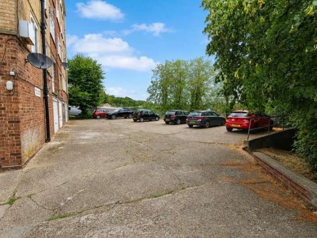 2 bed flat for sale