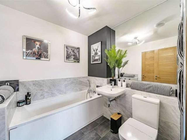 2 bed flat for sale