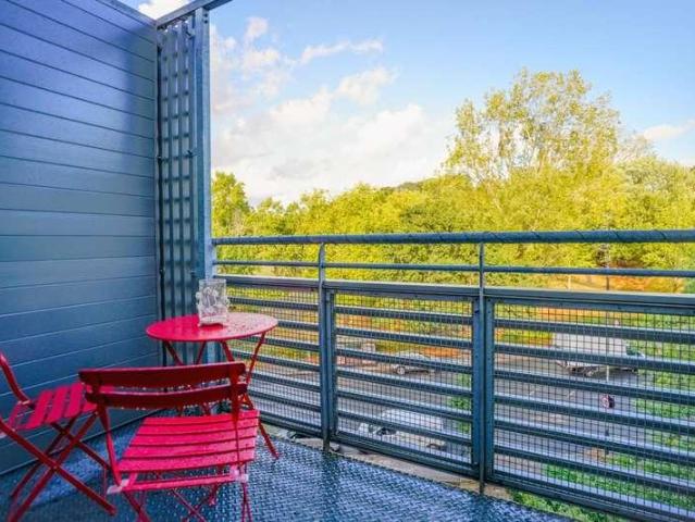 2 bed flat for sale