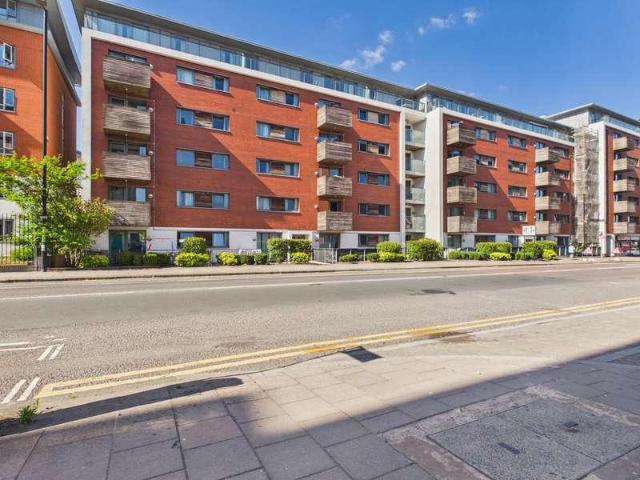 2 bed flat for sale