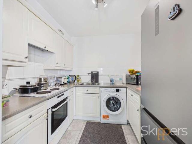 2 bed flat for sale