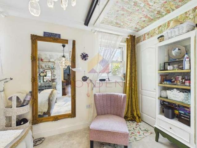 2 bed flat for sale