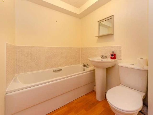 2 bed flat for sale