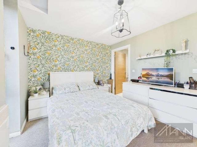 2 bed flat for sale