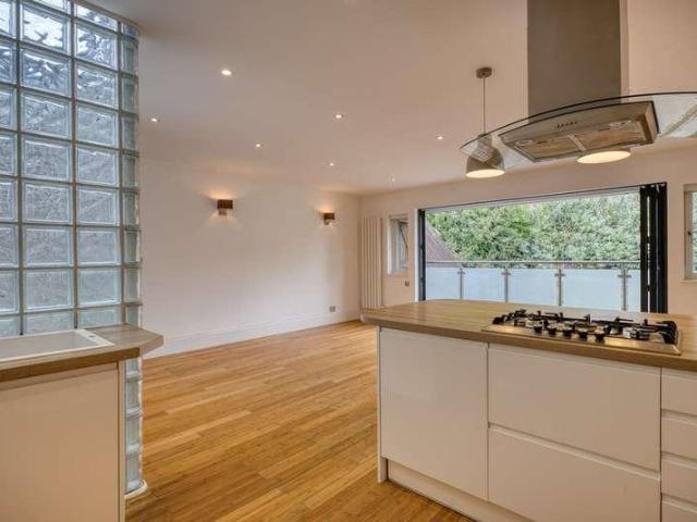 2 bed flat for sale